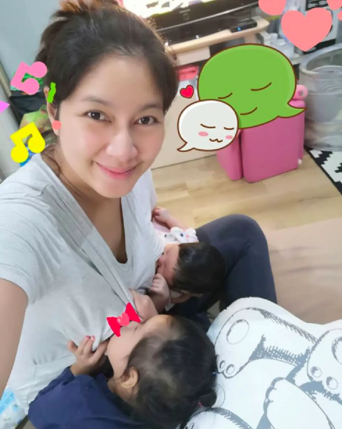 "น้องปริม” หวงแม่มาก "เบนซ์ พรชิตา” เผยภาพอบอุ่นขณะให้นมลูกสาวจากเต้าพร้อมกัน