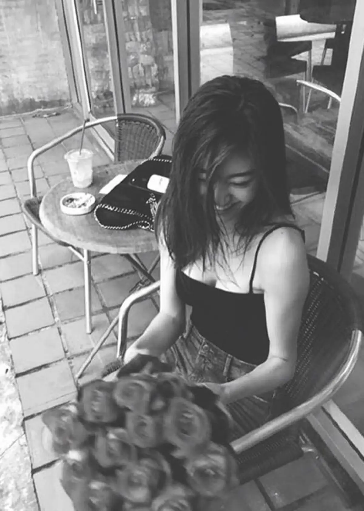 หัวใจกลับมาสีชมพูอีกครั้ง!? “ยิปซี” สุดร่าเริงกับช่อดอกกุหลาบ ที่ทำให้ยิ้มกว้างมาก