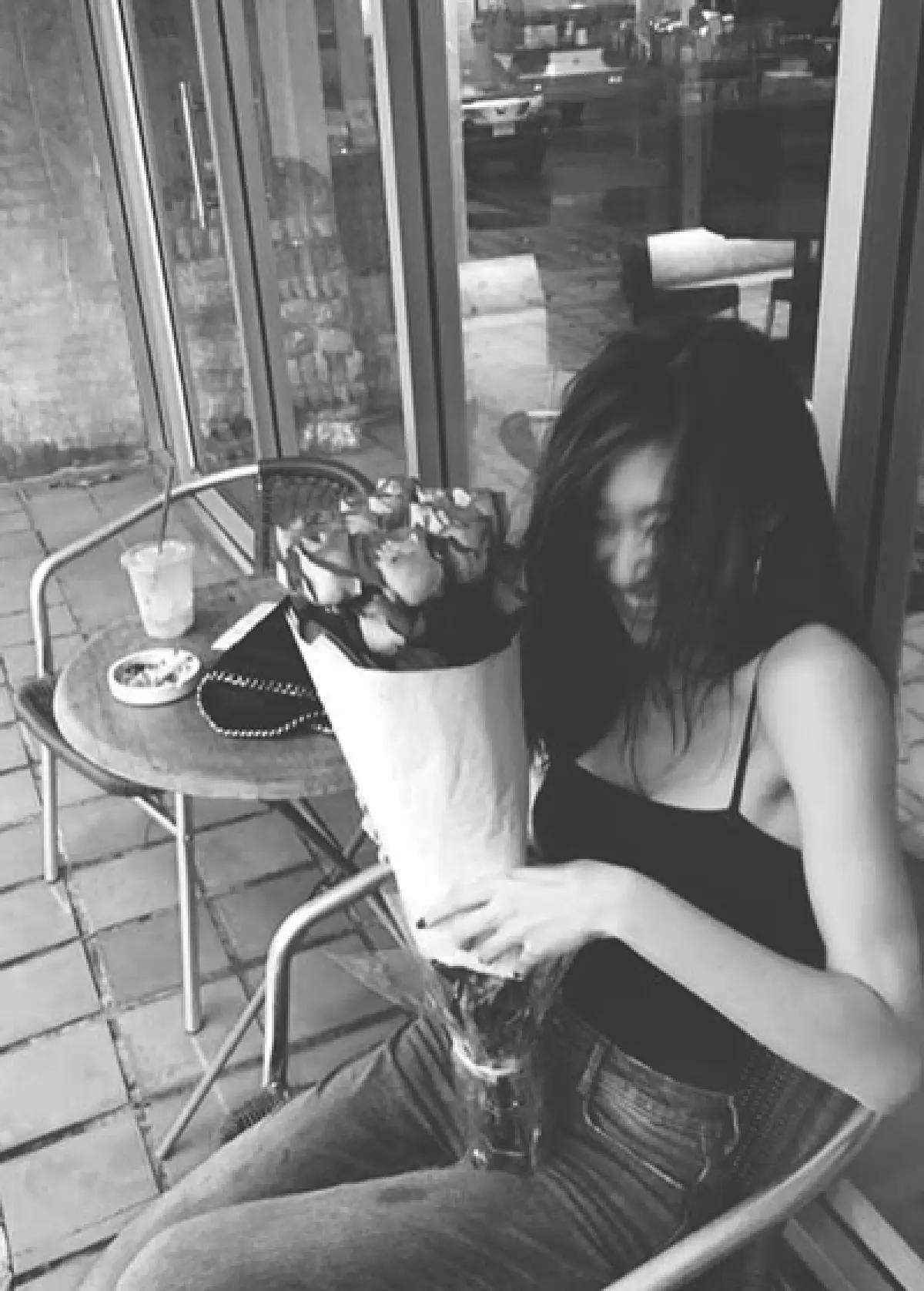 หัวใจกลับมาสีชมพูอีกครั้ง!? “ยิปซี” สุดร่าเริงกับช่อดอกกุหลาบ ที่ทำให้ยิ้มกว้างมาก