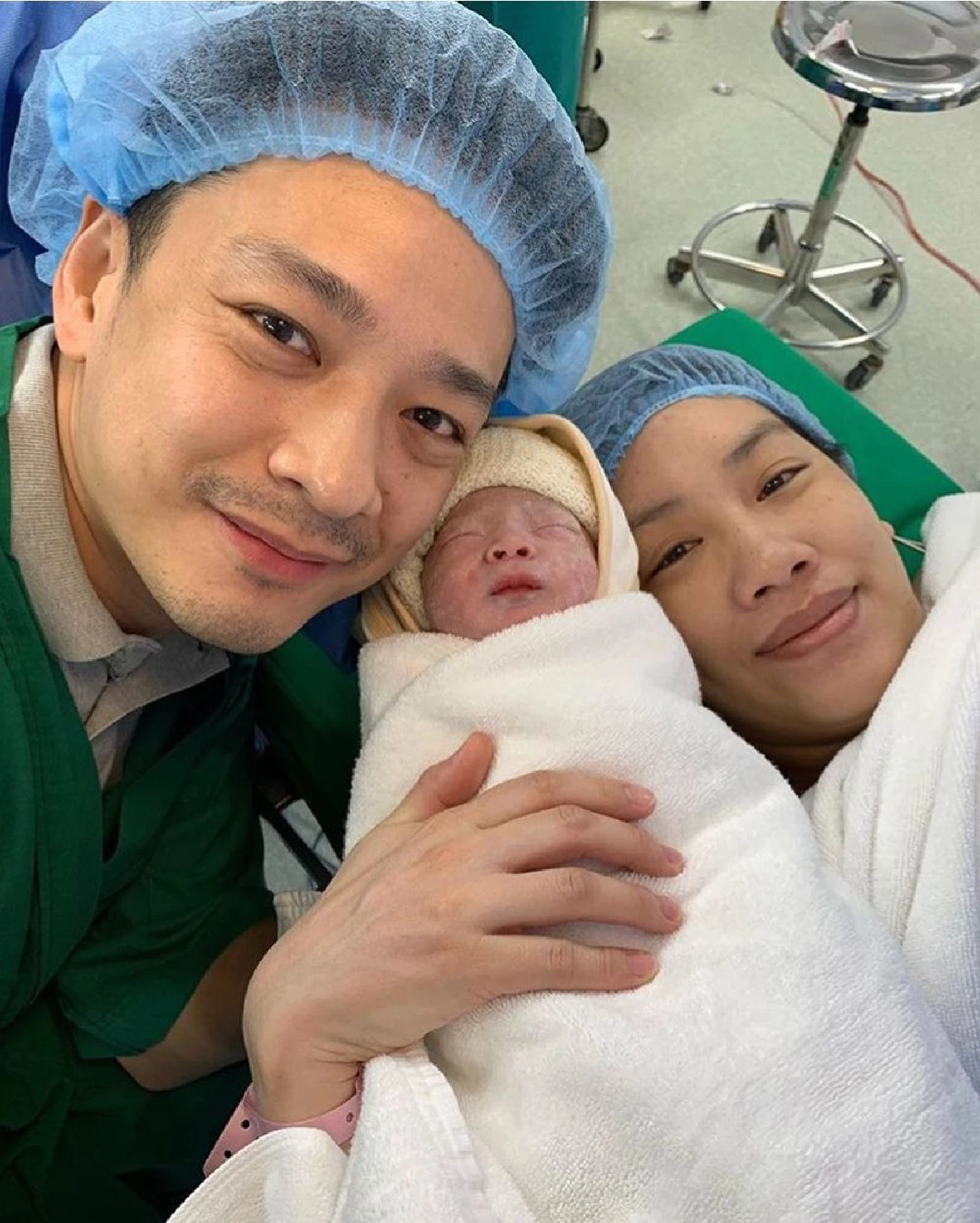 ดั่งรักแรกพบ! กิ๊ฟ วรรธนะ ตื้นตันภรรยาคลอดลูกสาวแล้ว ตั้งชื่อ น้องไลก้า