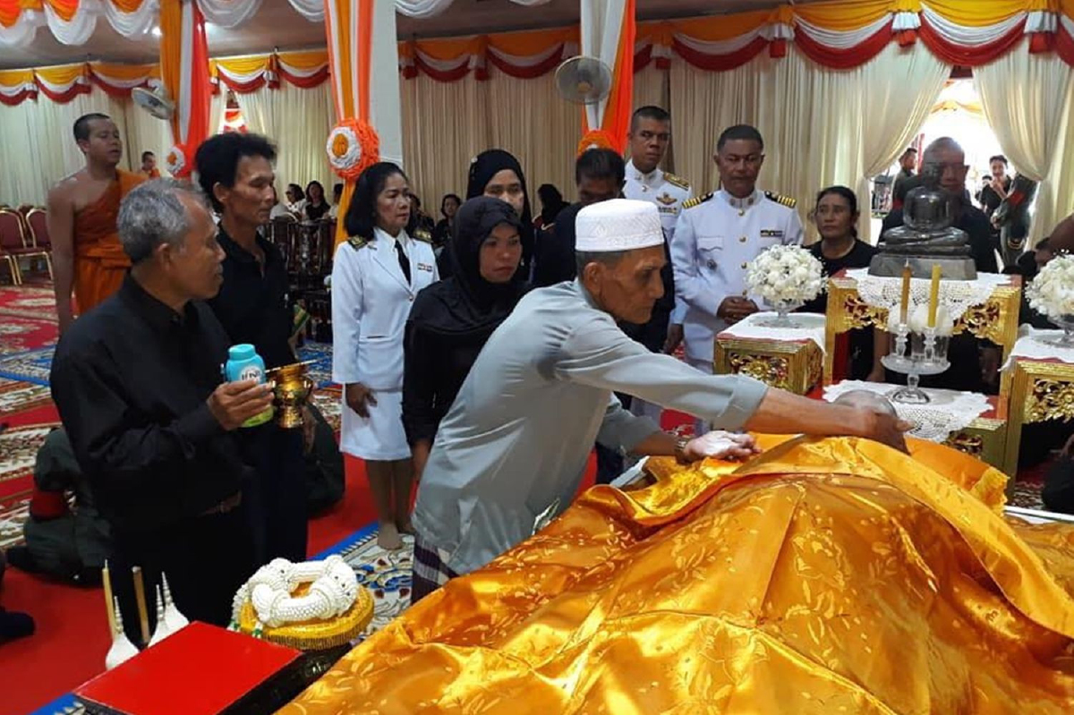 พี่น้องไทยมุสลิมร่วมสรงน้ำศพพระเทพญาณโมลี พี่น้องไทยมุสลิมร่วมสรงน้ำศพพระเทพญาณโมลี