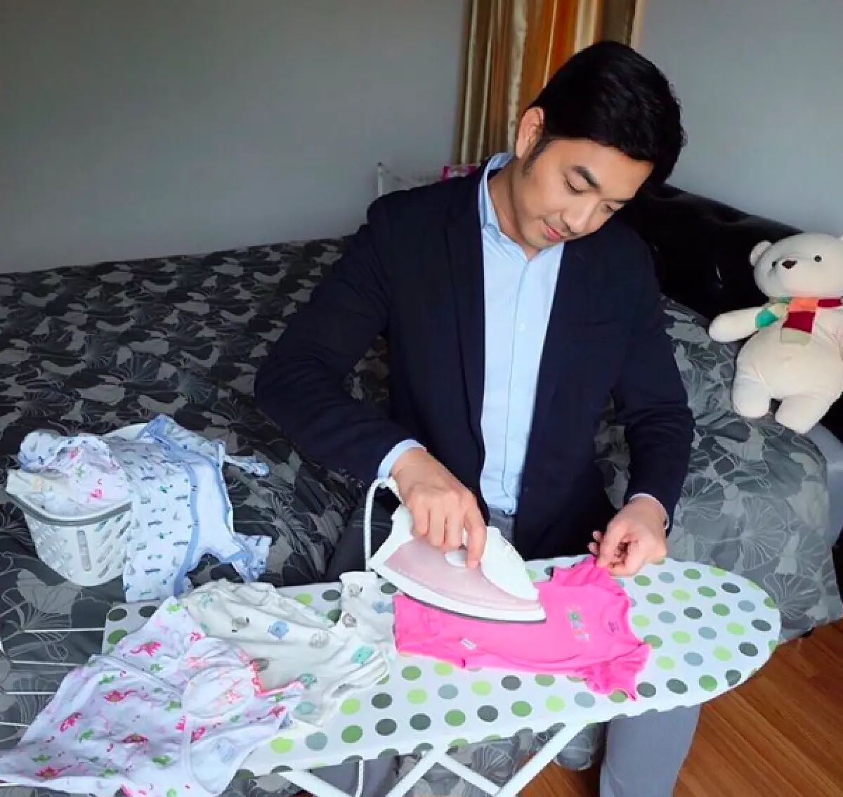 มุมอ่อนโยน! ”เจมส์ เรืองศักดิ์” นั่งจัดแจงรีดเสื้อผ้าลูกสาวสุดมุ้งมิ้งในชุดสูท