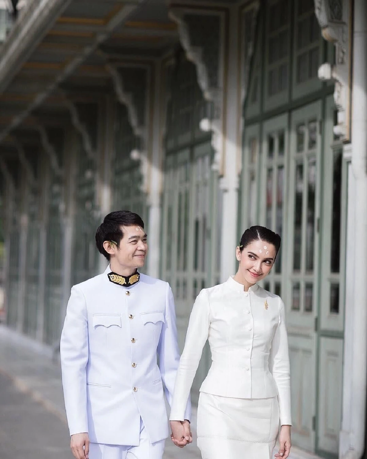 ซาบซึ้งในพระเมตตา! ซาร่า-เอ็ม จูงมือเข้าพิธีสมรสพระราชทาน