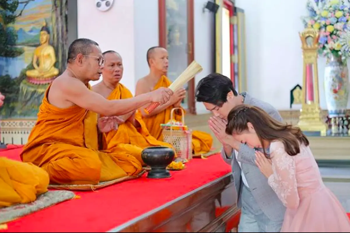 "ต๊ะ วริษฐ์" ควงแฟนสาว "แอน วริษฐา” เข้าวัดทำพิธีสงฆ์ ก่อนถึงวันหมั้น