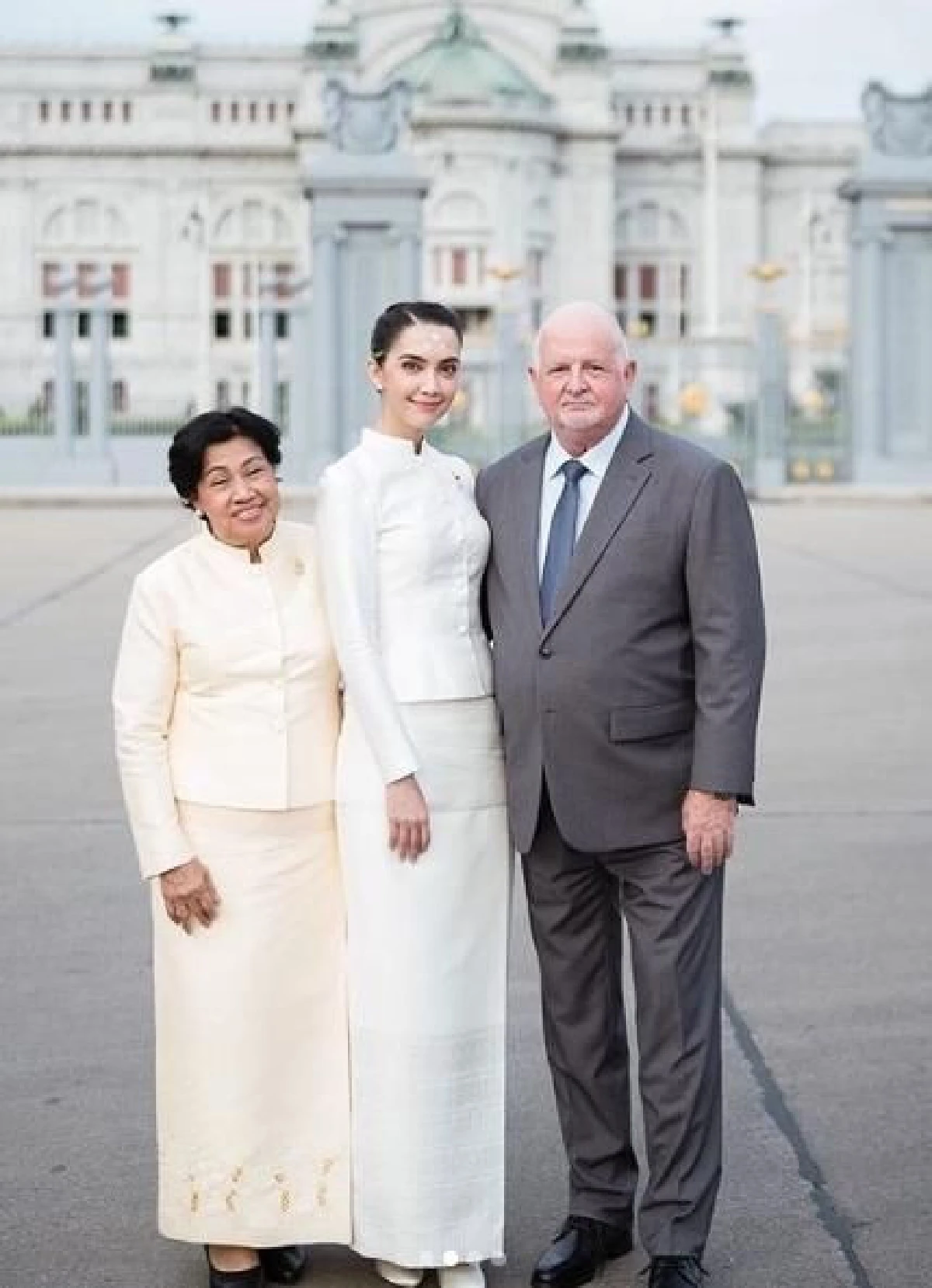 ซาบซึ้งในพระเมตตา! ซาร่า-เอ็ม จูงมือเข้าพิธีสมรสพระราชทาน