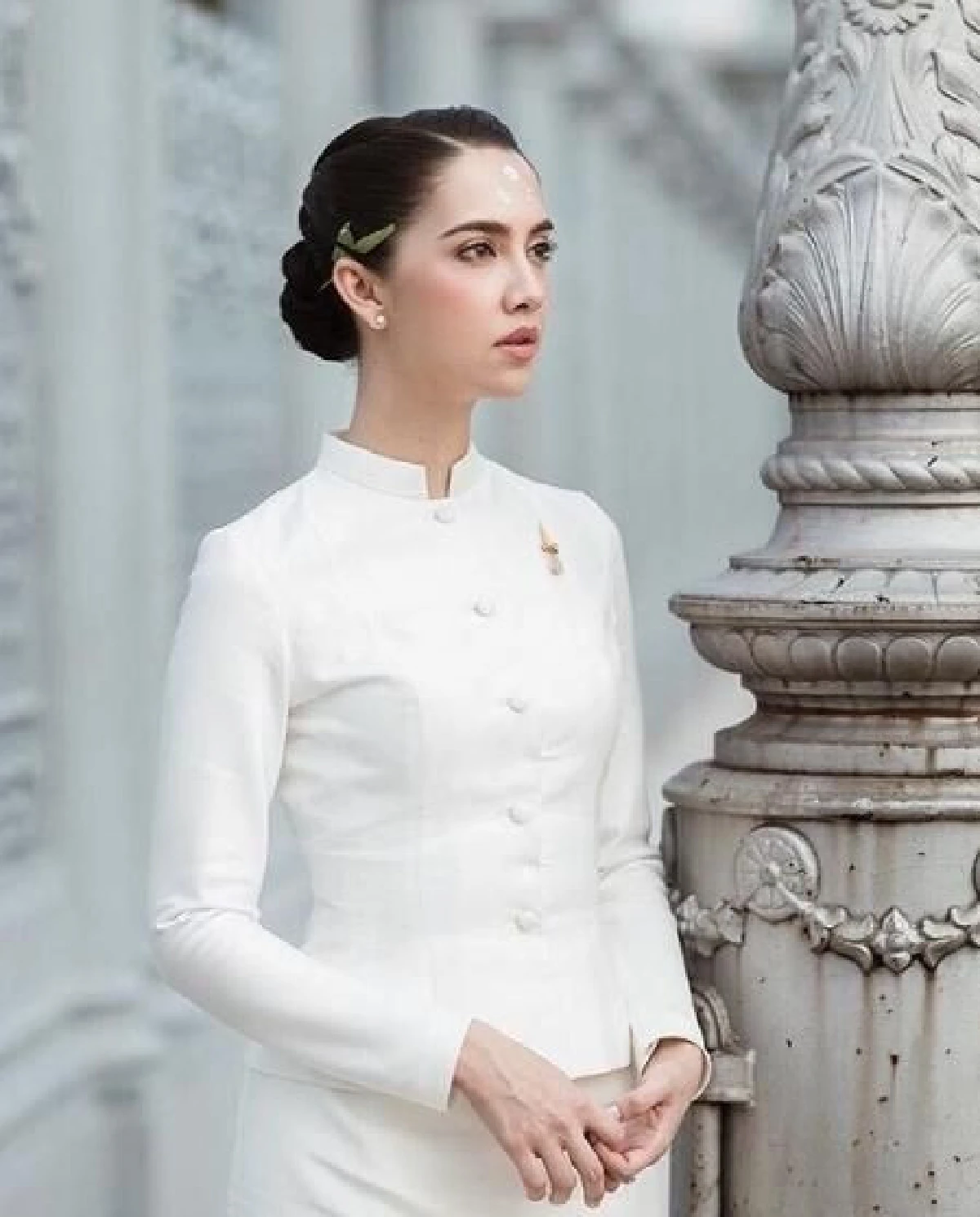 ซาบซึ้งในพระเมตตา! ซาร่า-เอ็ม จูงมือเข้าพิธีสมรสพระราชทาน