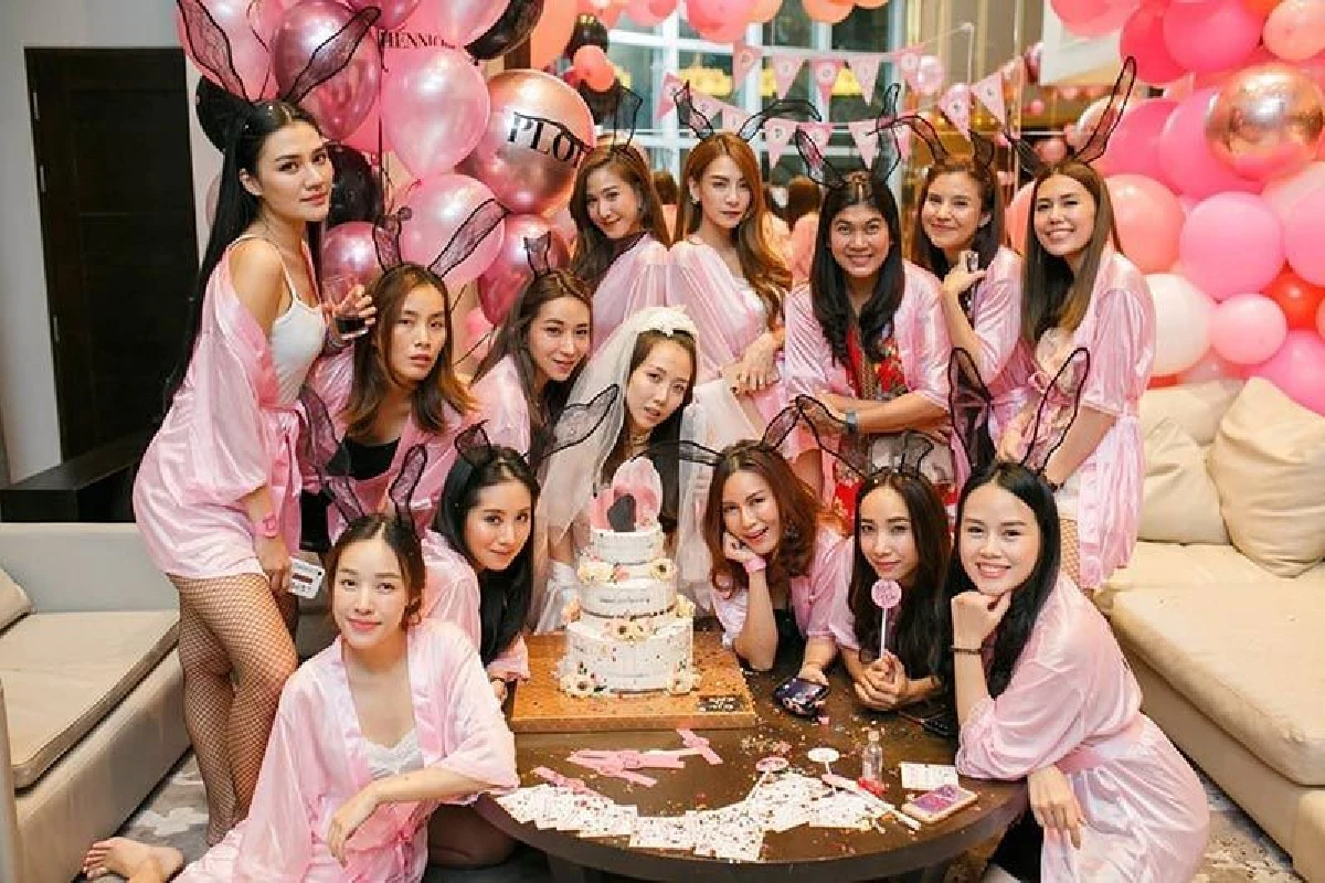 แซ่บก่อนวิวาห์! พลอย แฟนกันต์ จัดปาร์ตี้สละโสดสุดเซ็กซี่เรท 18+
