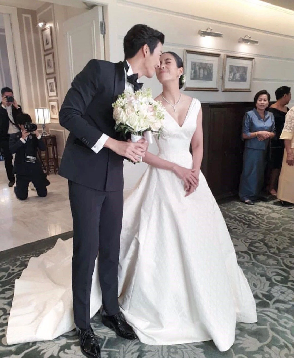 ขนมาทั้งวงการ! เหล่าคนบันเทิงสวยหล่อจัดเต็มร่วมยินดีกับ พุฒิ-จุ๋ย