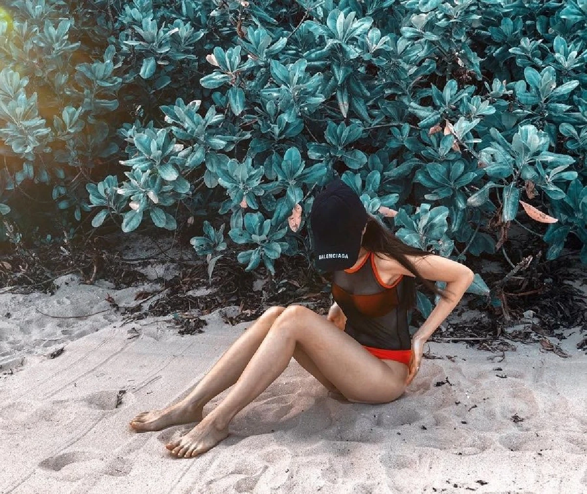 โฟร์ ศกลรัตน์ โชว์แซ่บเบาๆในชุดซีทรู! โพสท่าอวดหุ่นสวยริมหาด