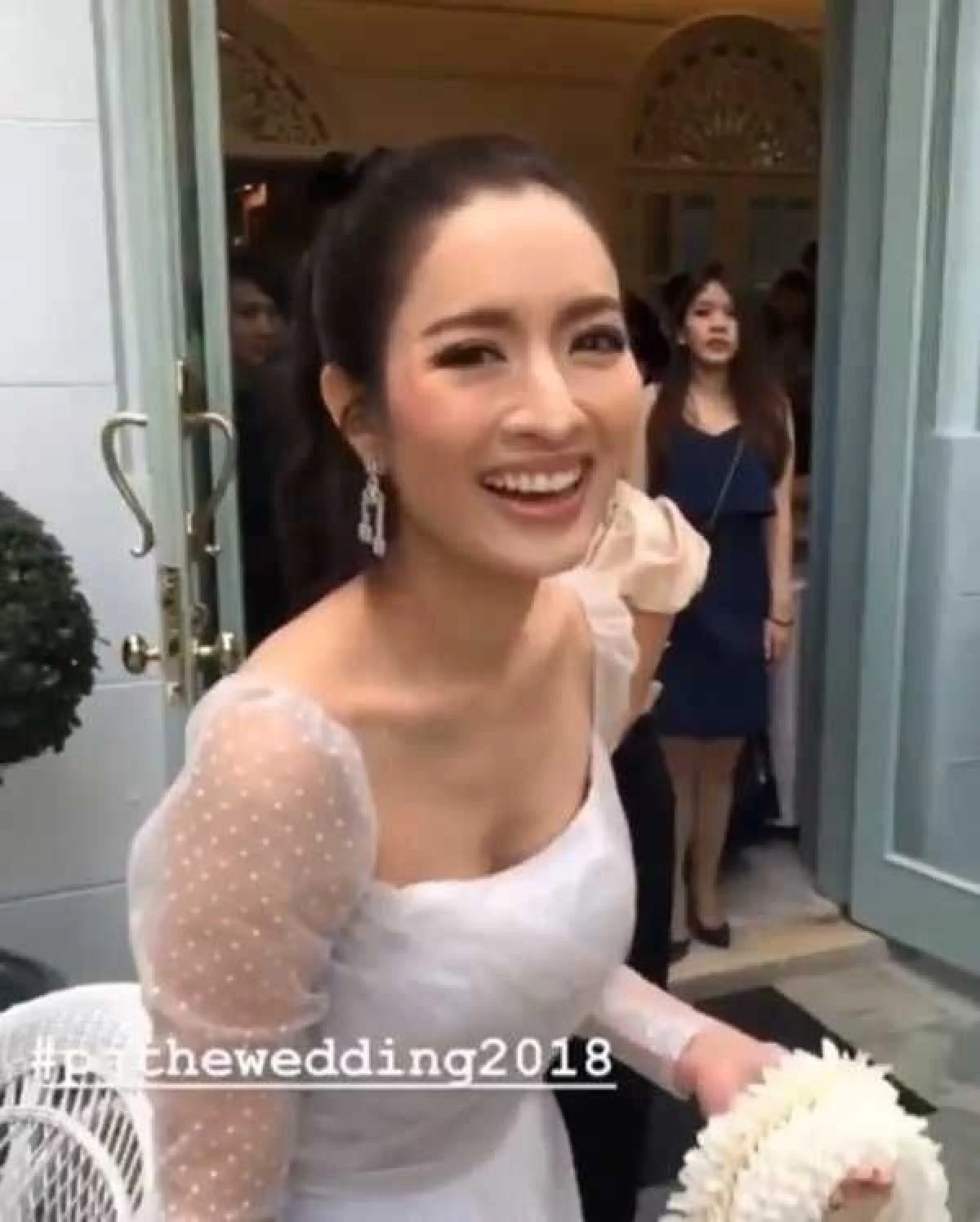 ขนมาทั้งวงการ! เหล่าคนบันเทิงสวยหล่อจัดเต็มร่วมยินดีกับ พุฒิ-จุ๋ย