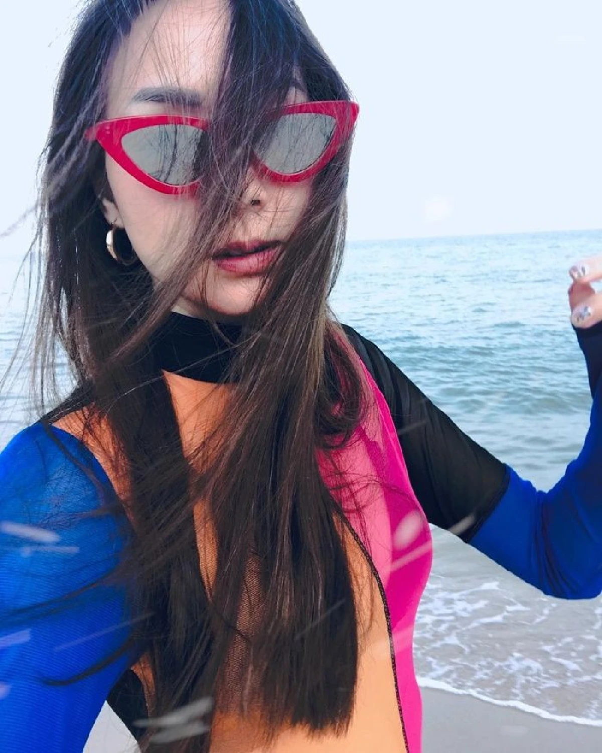 โฟร์ ศกลรัตน์ โชว์แซ่บเบาๆในชุดซีทรู! โพสท่าอวดหุ่นสวยริมหาด