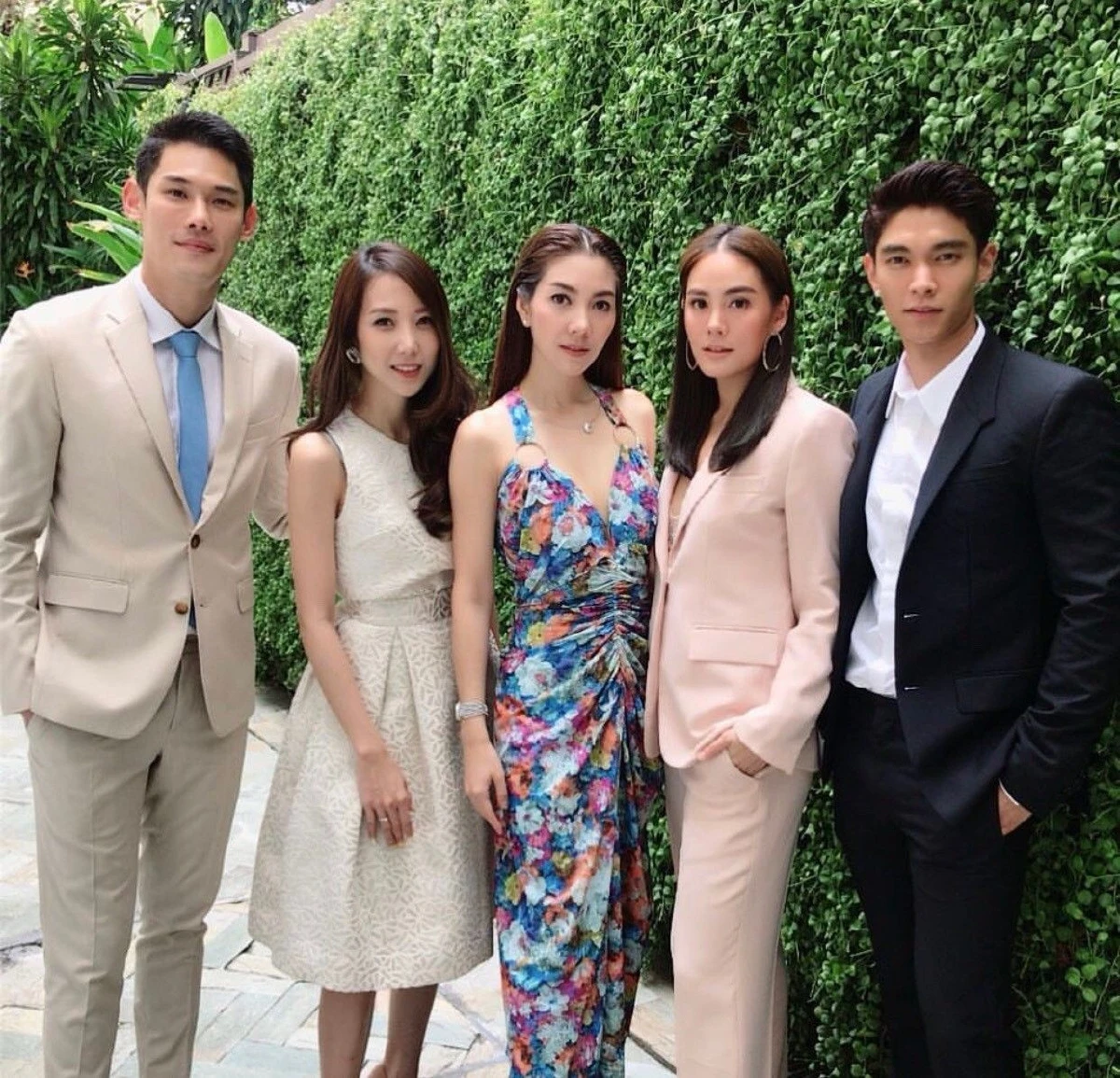 ขนมาทั้งวงการ! เหล่าคนบันเทิงสวยหล่อจัดเต็มร่วมยินดีกับ พุฒิ-จุ๋ย