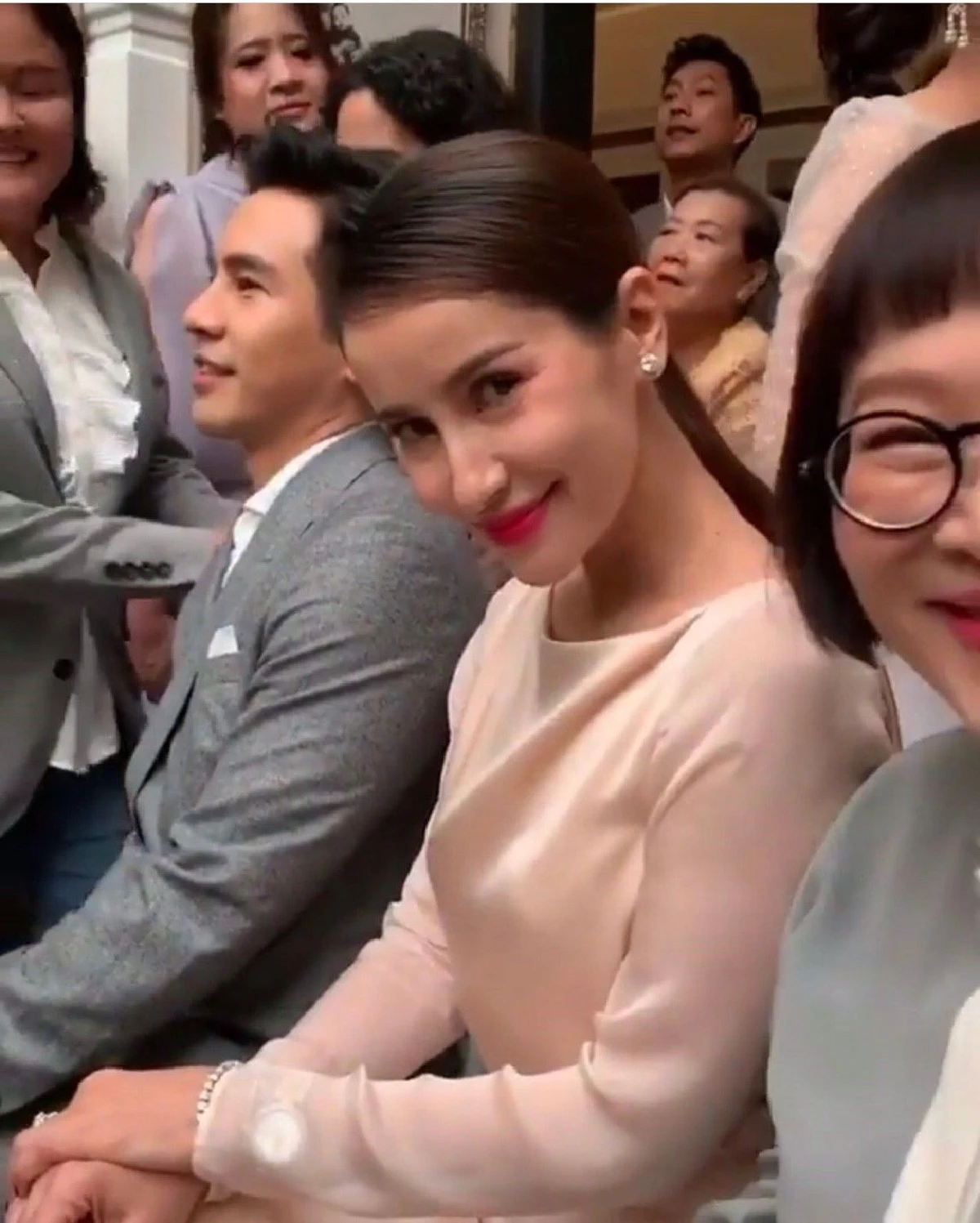 ขนมาทั้งวงการ! เหล่าคนบันเทิงสวยหล่อจัดเต็มร่วมยินดีกับ พุฒิ-จุ๋ย