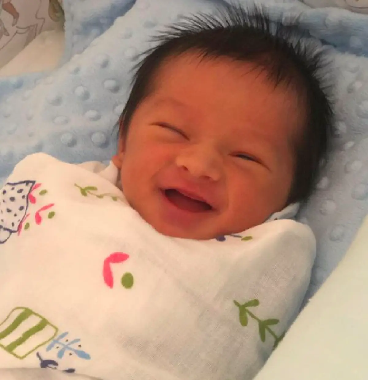 หล่อลูกครึ่ง! “น้องเบลิน” ลูกชาย “เมญ่า” งานดีตั้งแต่แรกเกิด หน้าคม ดั้งพุ่ง