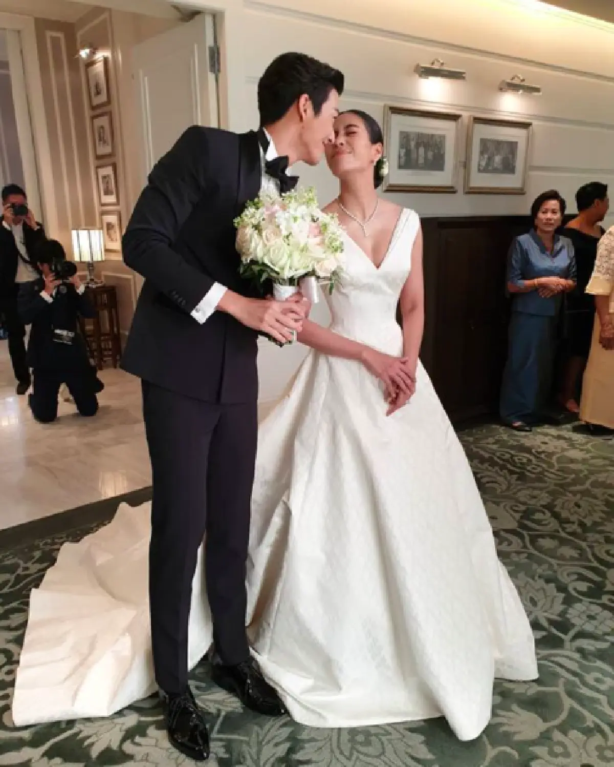 ดีไซเนอร์ดัง “คุณฌอห์น” เผย "จุ๋ย วรัทยา" เลือกใช้ผ้าไหมไทย "ลายสร้อยดอกหมาก” ตัดชุดเจ้าสาว