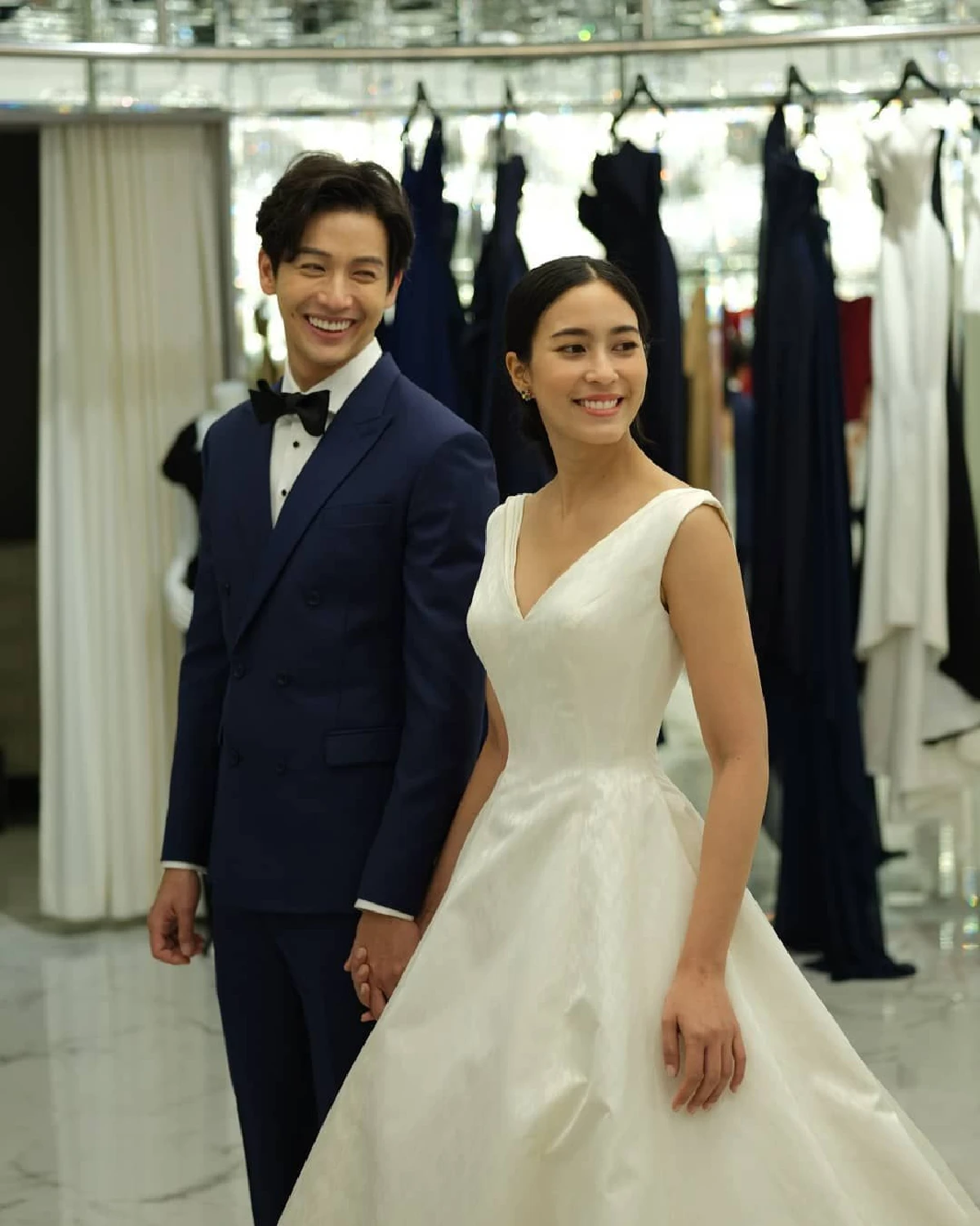 ดีไซเนอร์ดัง “คุณฌอห์น” เผย "จุ๋ย วรัทยา" เลือกใช้ผ้าไหมไทย "ลายสร้อยดอกหมาก” ตัดชุดเจ้าสาว