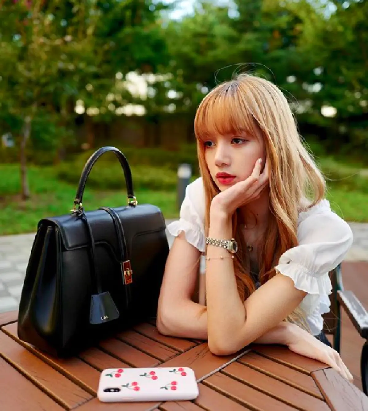 "ลิซ่า BLACKPINK” มาแรงแซงซุปตาร์ "อั้ม พัชราภา” หลังเปิด IG ไม่ถึงครึ่งปี ผู้ติดตามพุ่งเกือบ 10 ล้าน