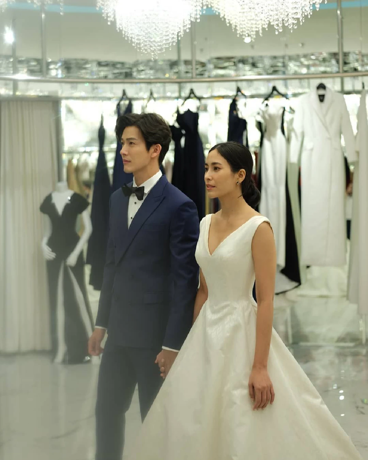 ดีไซเนอร์ดัง “คุณฌอห์น” เผย "จุ๋ย วรัทยา" เลือกใช้ผ้าไหมไทย "ลายสร้อยดอกหมาก” ตัดชุดเจ้าสาว