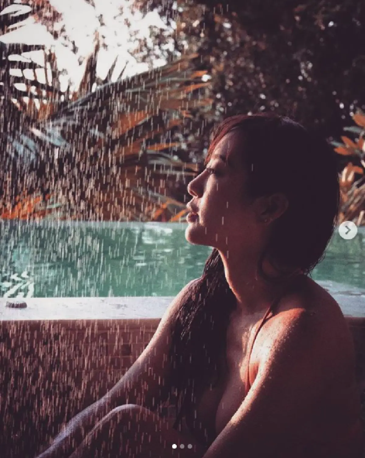 “วีเจจ๋า” เที่ยวตราด เล่นน้ำกับช้าง พร้อมอวดหุ่นแซ่บท่ามกลางธรรมชาติ