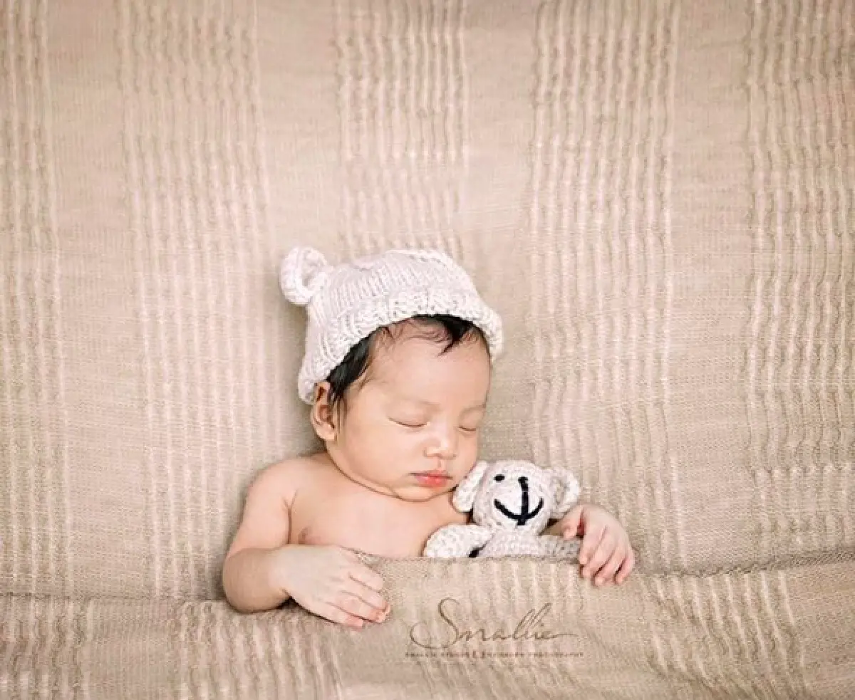 น่ารักน่าเอ็นดู! “พ่อเพชรจ้า-แม่นิวเคลียร์” อุ้มสุดหล่อ “น้องไทก้า” ถ่ายภาพแรกเกิด