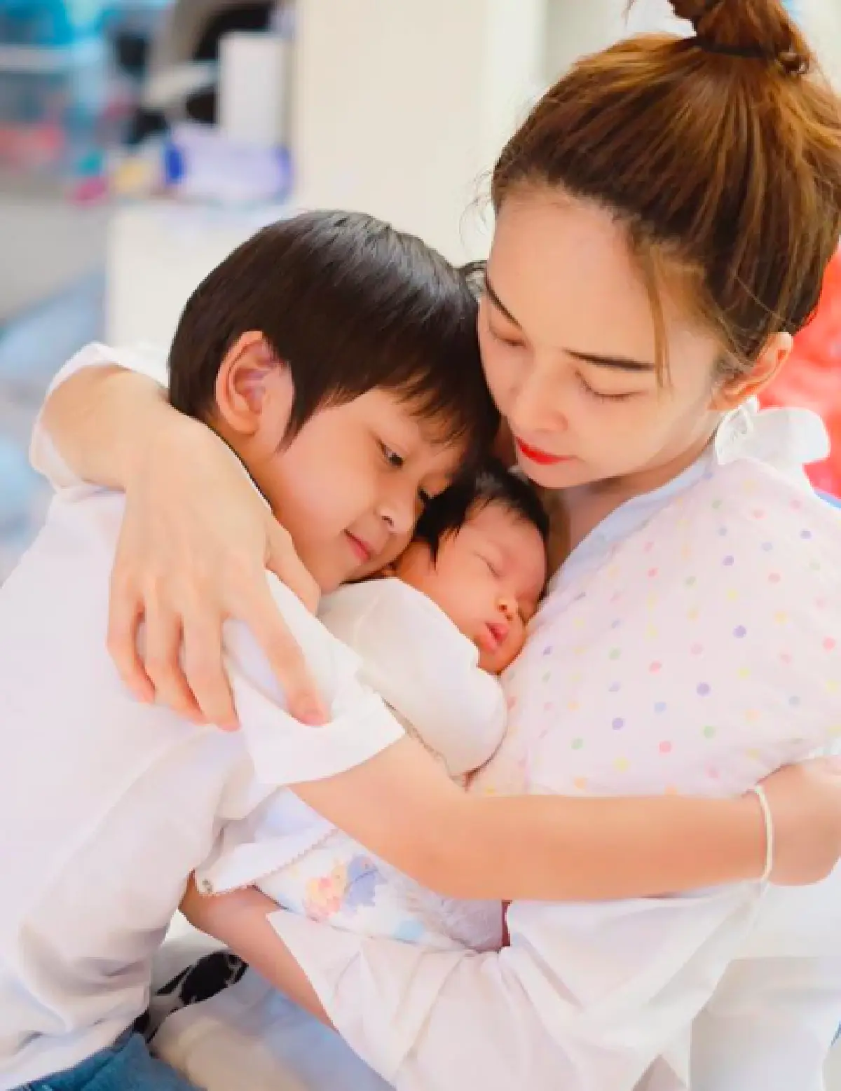 "แม่เป้ย" เผยคลิป “คุณปู่สนธิ” อุ้มหลานสาว “น้องปาลิน” ไว้ในอ้อมกอดอย่างน่าเอ็นดู