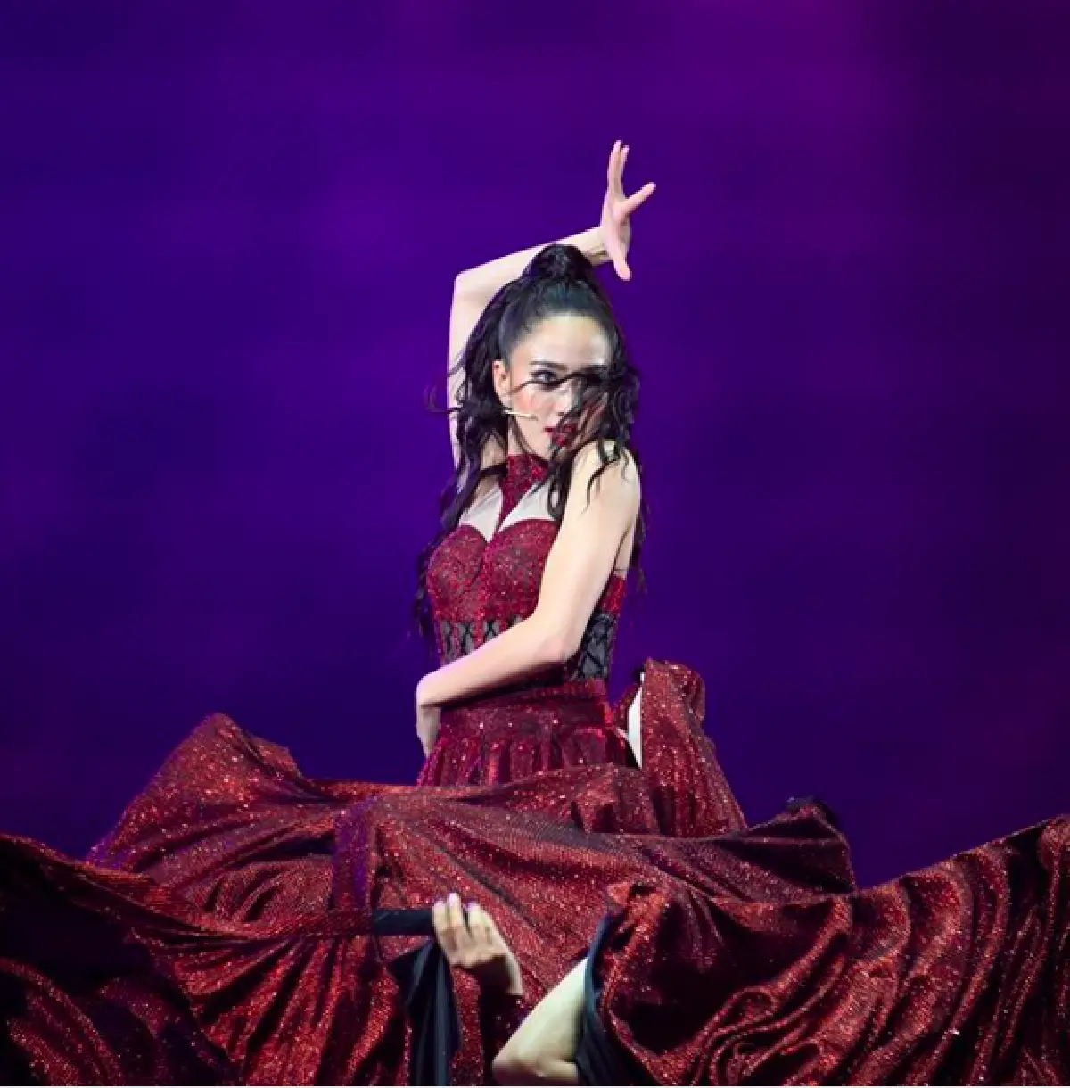 เวทีลุกเป็นไฟ! “แต้ว” แปลงโฉมเป็นสาวละตินทั้งร้อง ทั้งเต้น บนเวทีคอนเสิร์ต “พี่เบิร์ด"