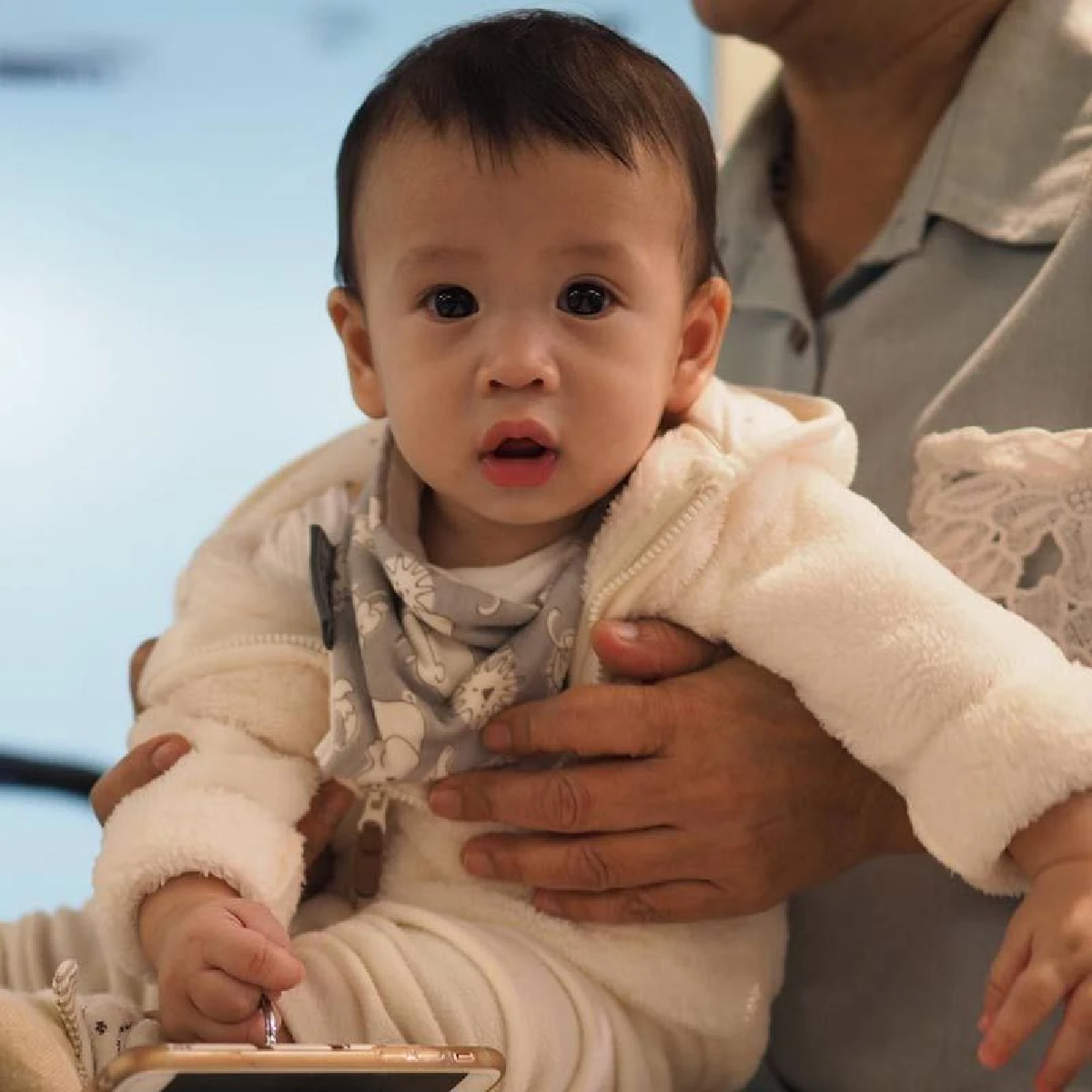 ความแฮปปี้ต่างกันเมื่อ “น้องโพธิ์” ถ่ายรูปกับ “แม่แอน" และตอนถ่ายรูปกับสาวสวย