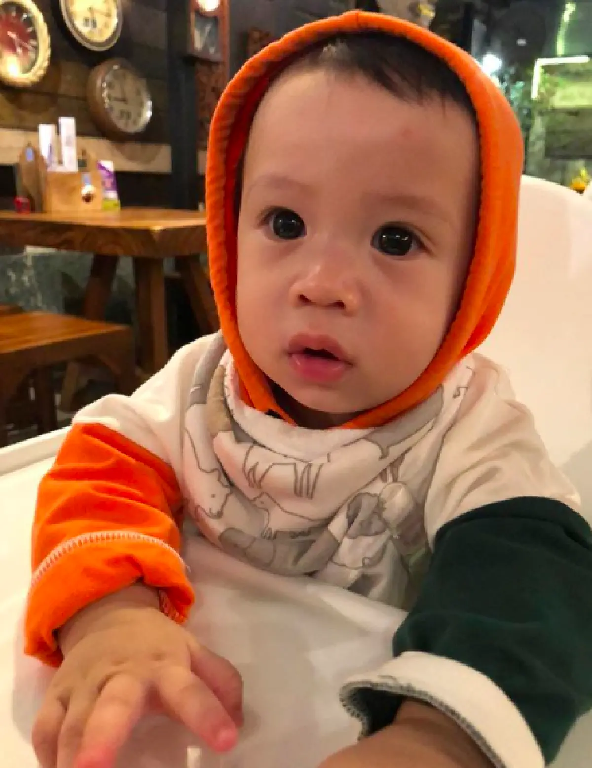 ความแฮปปี้ต่างกันเมื่อ “น้องโพธิ์” ถ่ายรูปกับ “แม่แอน" และตอนถ่ายรูปกับสาวสวย