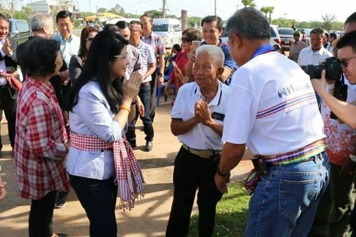 หญิงหน่อยลุยขอนแก่นรับสมัครสมาชิกเพื่อไทย