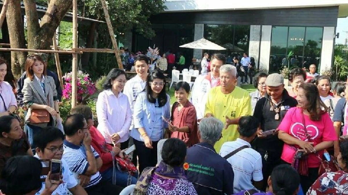 หญิงหน่อยลุยขอนแก่นรับสมัครสมาชิกเพื่อไทย