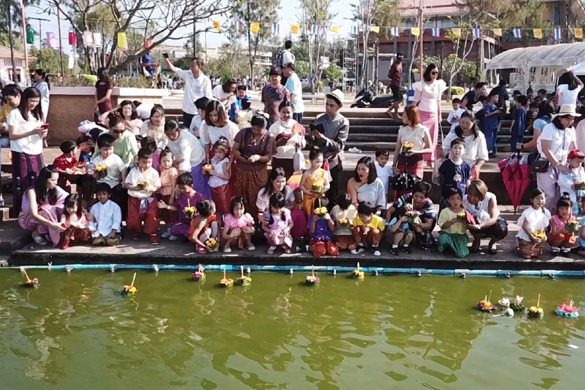ล่วงหน้าก่อน1วันเด็กๆขอนแก่นสวมชุดไทยลอยกระทงบึงศรีฐาน ล่วงหน้าก่อน1วันเด็กๆขอนแก่นสวมชุดไทยลอยกระทงบึงศรีฐาน