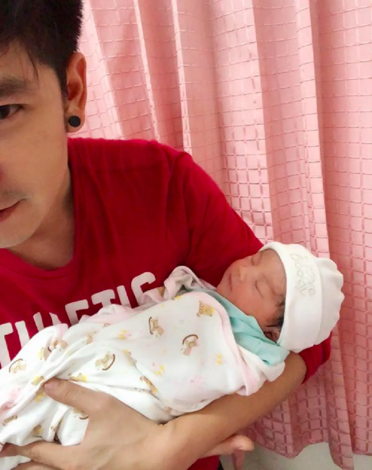 คุณพ่อป้ายแดง "ด็อจ บีมิกซ์" สุดแฮปปี้! ภรรยาผ่าคลอดลูกสาวคนแรก แข็งแรงจ้ำม่ำ