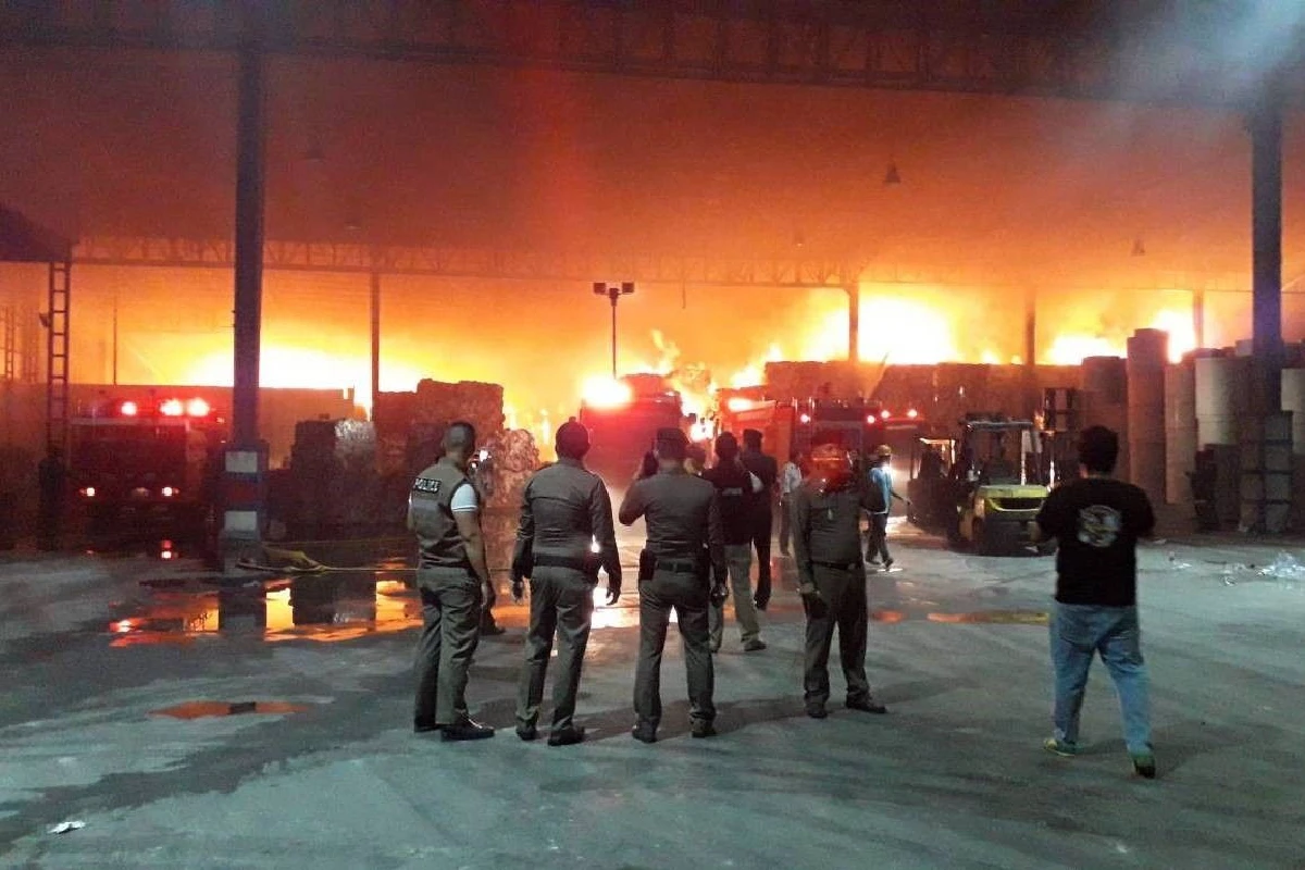 ผู้ว่าฯเมืองปากน้ำรุดบัญชาการเหตุไฟไหม้โรงงานกระดาษ