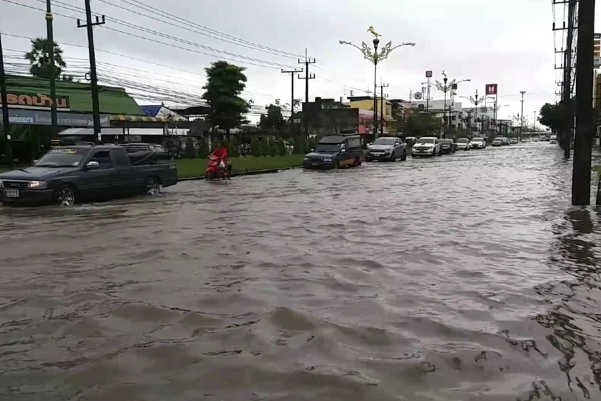 ท่ออุดตันขยะขวางทางตัวการทำน้ำท่วมตัวเมืองนครศรีฯ