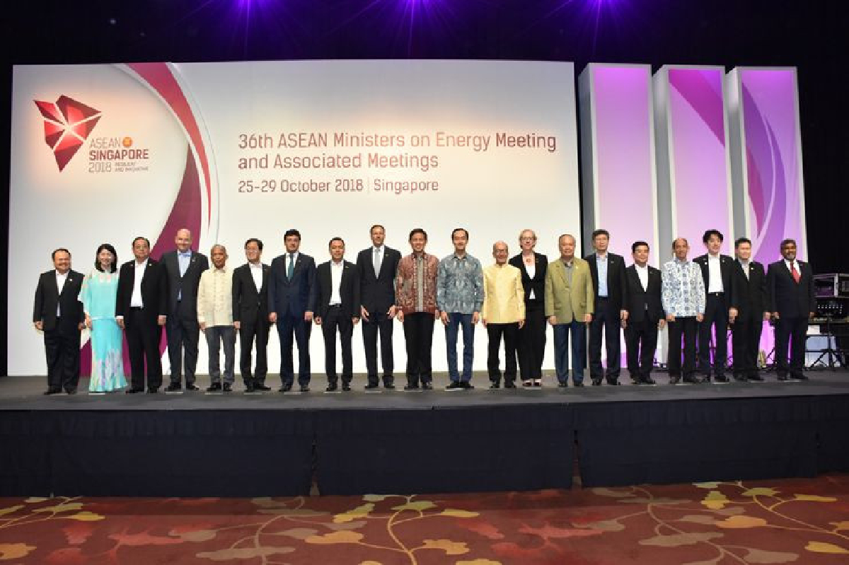 "วีระศักดิ์ พึ่งรัศมี" รับรางวัล ASEAN Energy Awards 2018 "วีระศักดิ์ พึ่งรัศมี" รับรางวัล ASEAN Energy Awards 2018