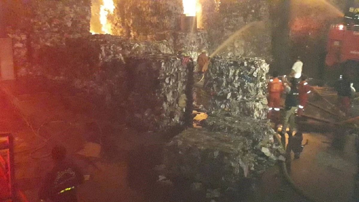 ผู้ว่าฯเมืองปากน้ำรุดบัญชาการเหตุไฟไหม้โรงงานกระดาษ