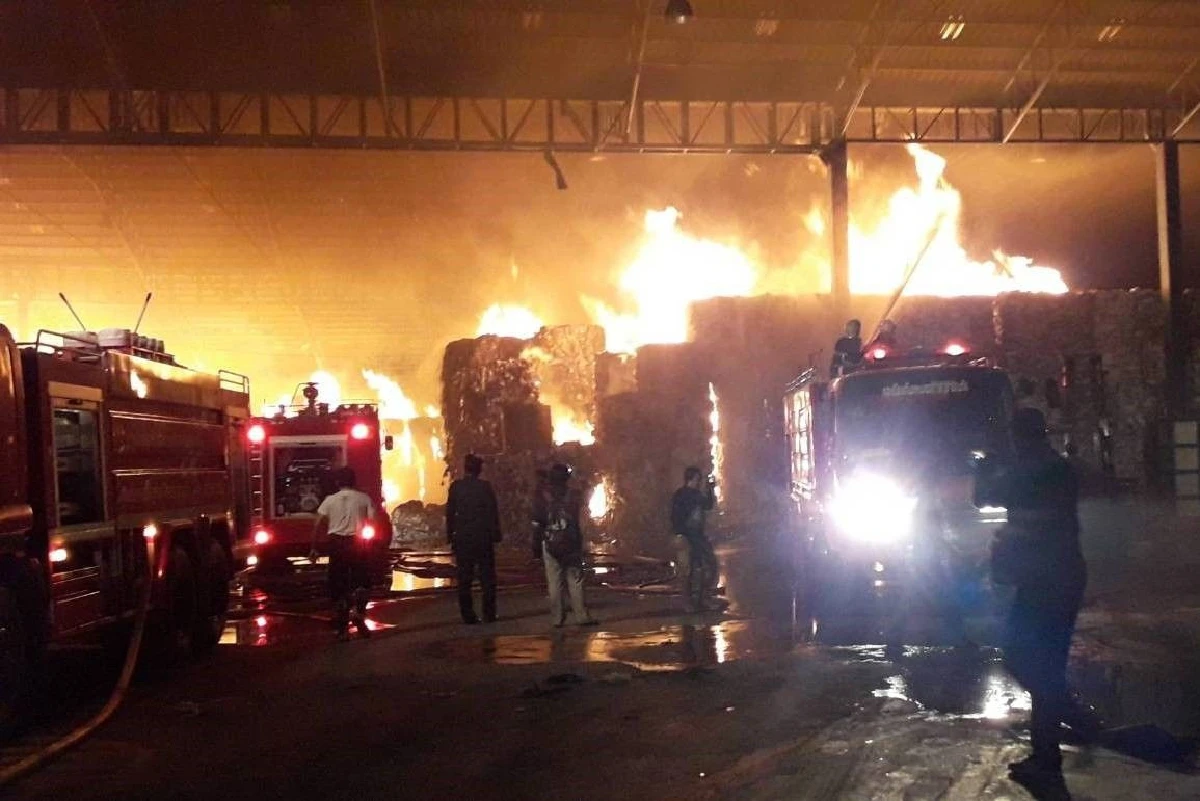 ผู้ว่าฯเมืองปากน้ำรุดบัญชาการเหตุไฟไหม้โรงงานกระดาษ