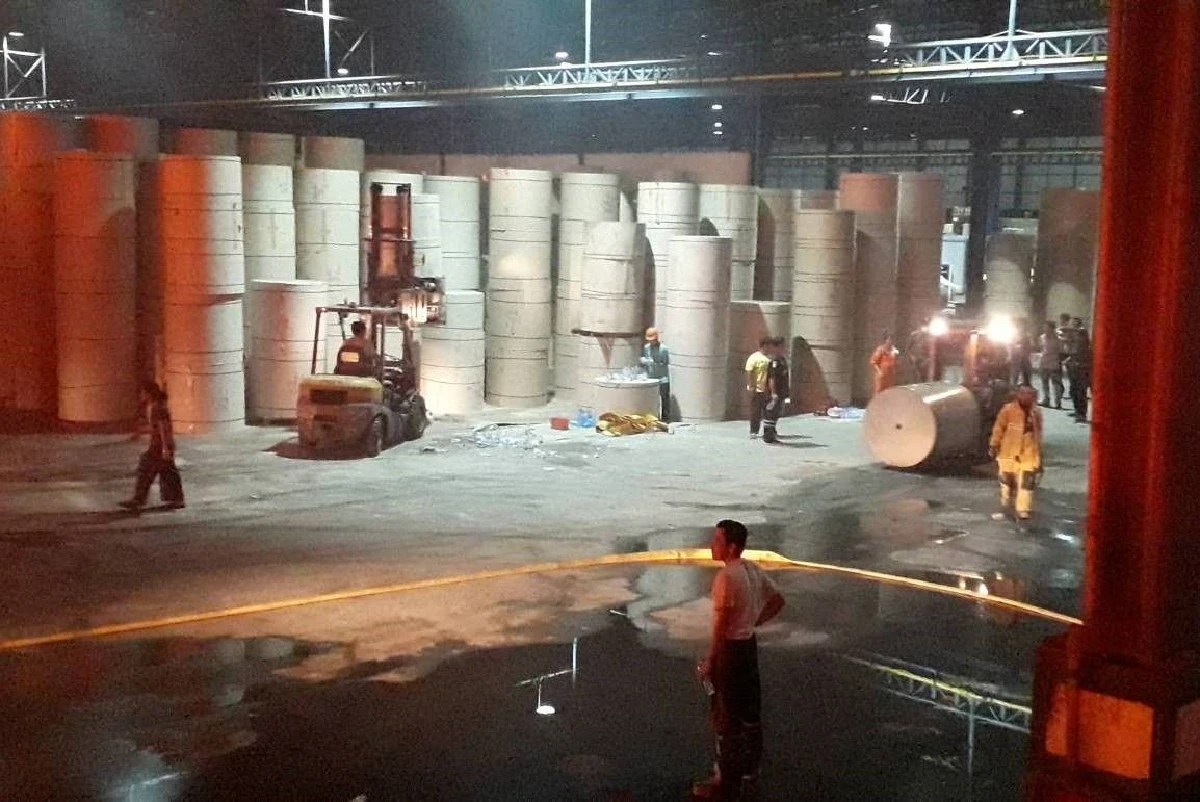 ผู้ว่าฯเมืองปากน้ำรุดบัญชาการเหตุไฟไหม้โรงงานกระดาษ