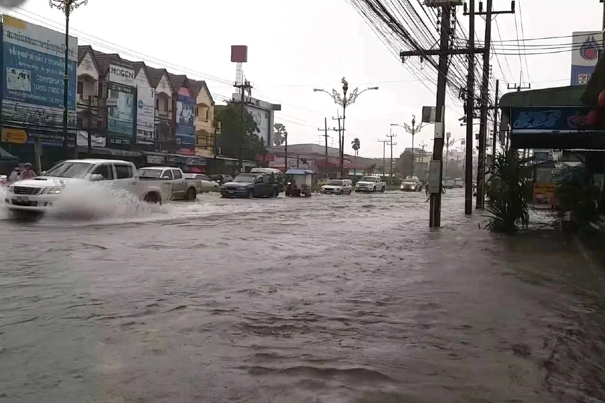 ท่ออุดตันขยะขวางทางตัวการทำน้ำท่วมตัวเมืองนครศรีฯ
