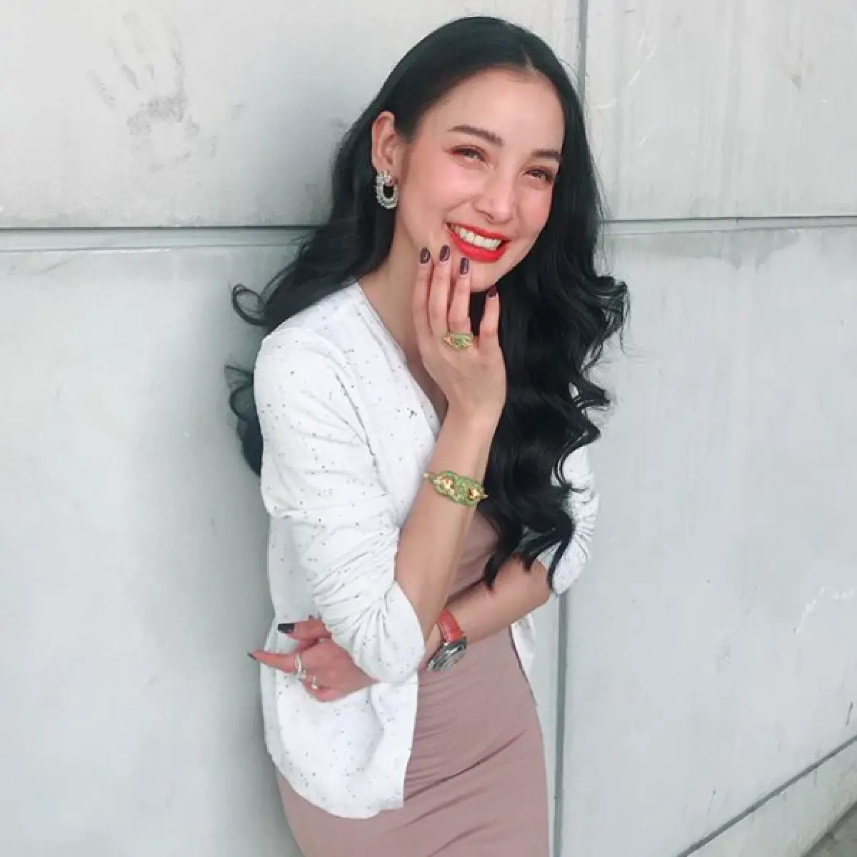 "เบนซ์ เรซซิ่ง” ส่งดอกกุหลาบแดงช่อโตให้ "แพท ณปภา” ครบรอบแต่งงาน 2 ปี