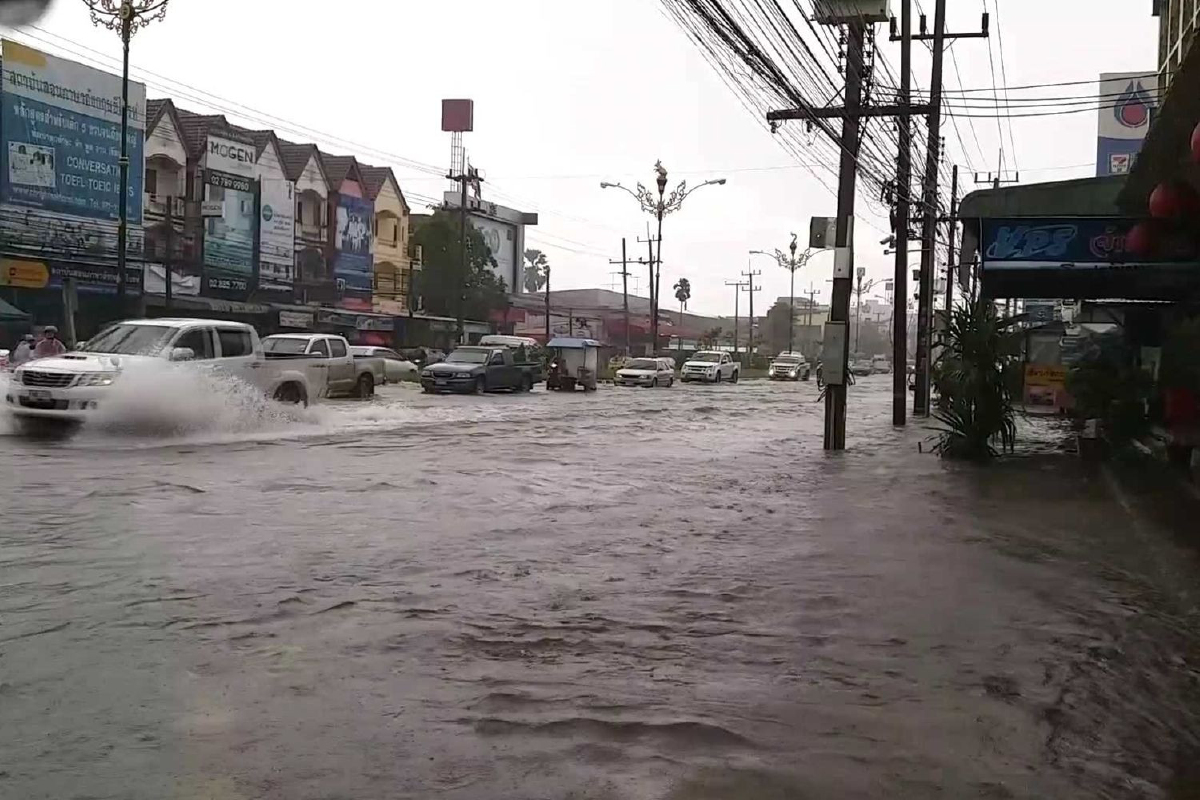 ท่ออุดตันขยะขวางทางตัวการทำน้ำท่วมตัวเมืองนครศรีฯ ท่ออุดตันขยะขวางทางตัวการทำน้ำท่วมตัวเมืองนครศรีฯ