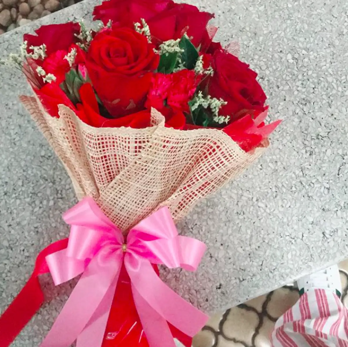 "เบนซ์ เรซซิ่ง” ส่งดอกกุหลาบแดงช่อโตให้ "แพท ณปภา” ครบรอบแต่งงาน 2 ปี