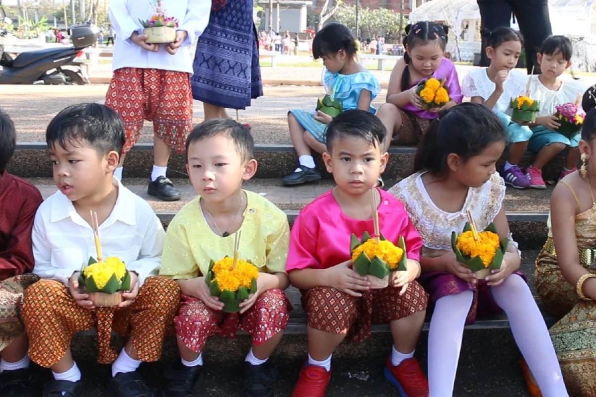 ล่วงหน้าก่อน1วันเด็กๆขอนแก่นสวมชุดไทยลอยกระทงบึงศรีฐาน