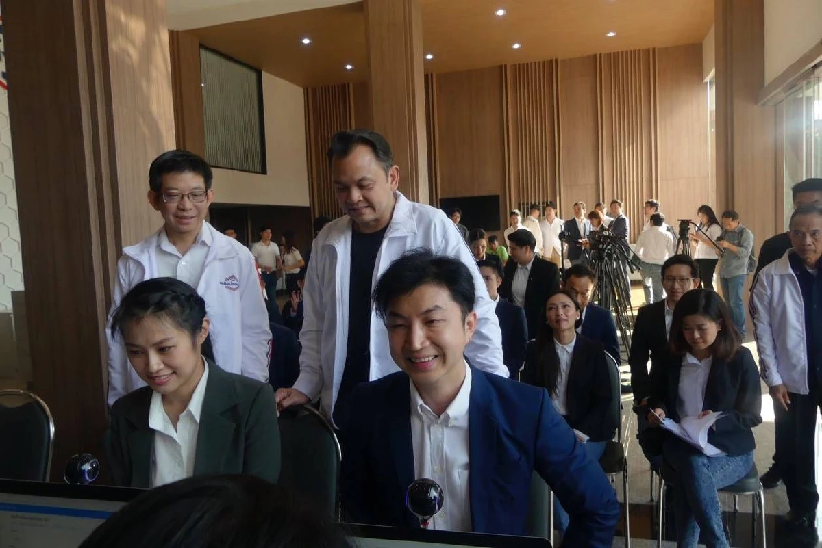 30 นักธุรกิจคนรุ่นใหม่สมัครสมาชิก พปชร.
