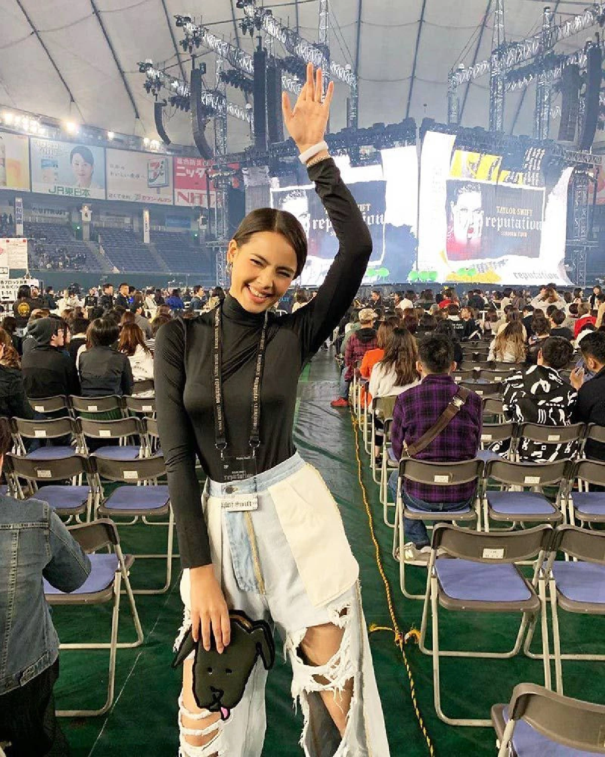 แฟชั่นใหม่ของซุปตาร์ “ชมพู่-ญาญ่า” กับการใส่กางเกงคล้ายกลับด้าน