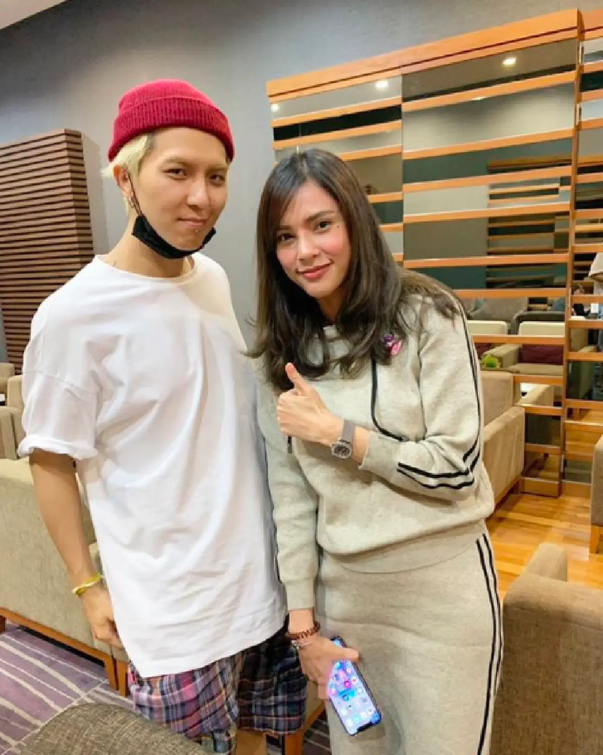 “อุ้ม ลักขณา” บังเอิญเจอไอดอลหนุ่ม “Mino" จากวง “Winner” ไม่พลาดถ่ายรูปมาฝากลูกสาว