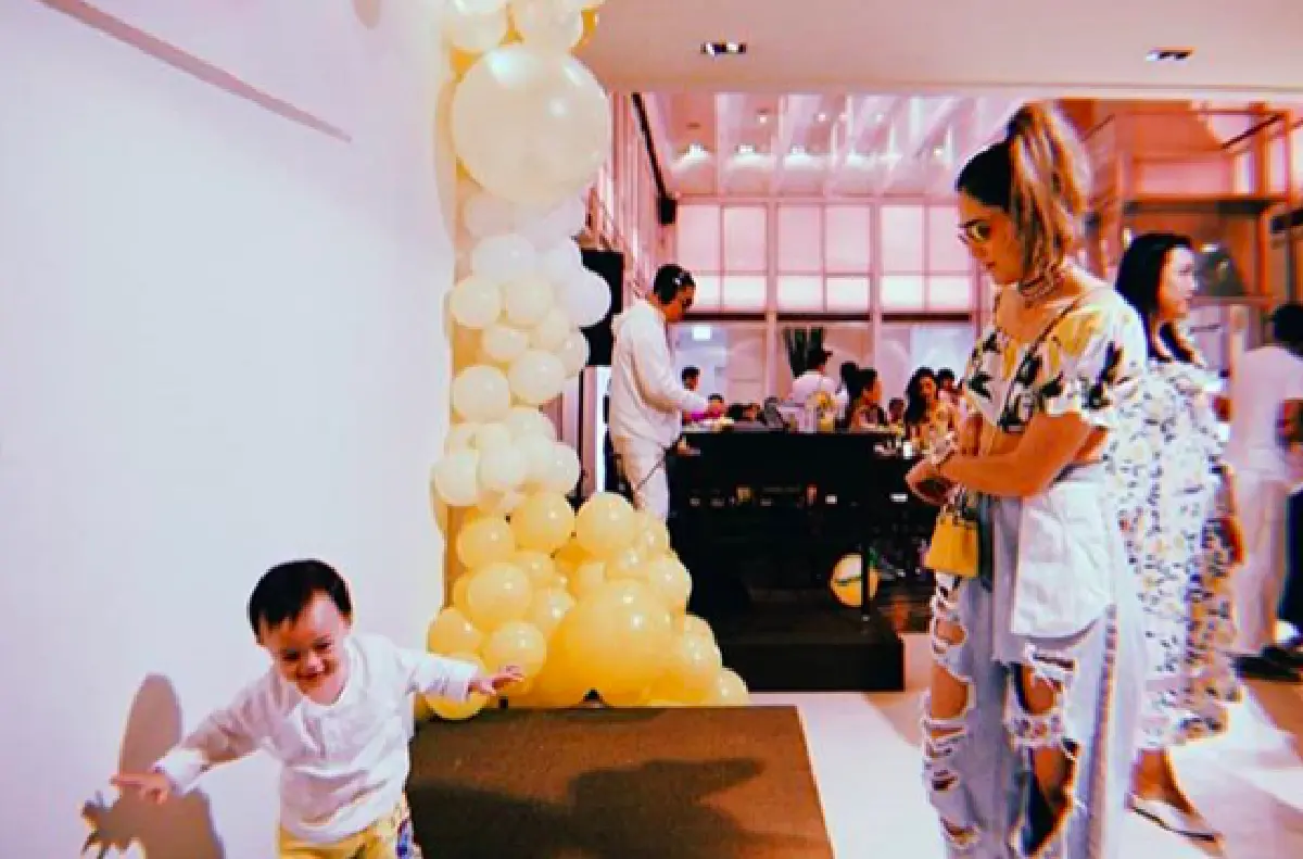 แฟชั่นใหม่ของซุปตาร์ “ชมพู่-ญาญ่า” กับการใส่กางเกงคล้ายกลับด้าน