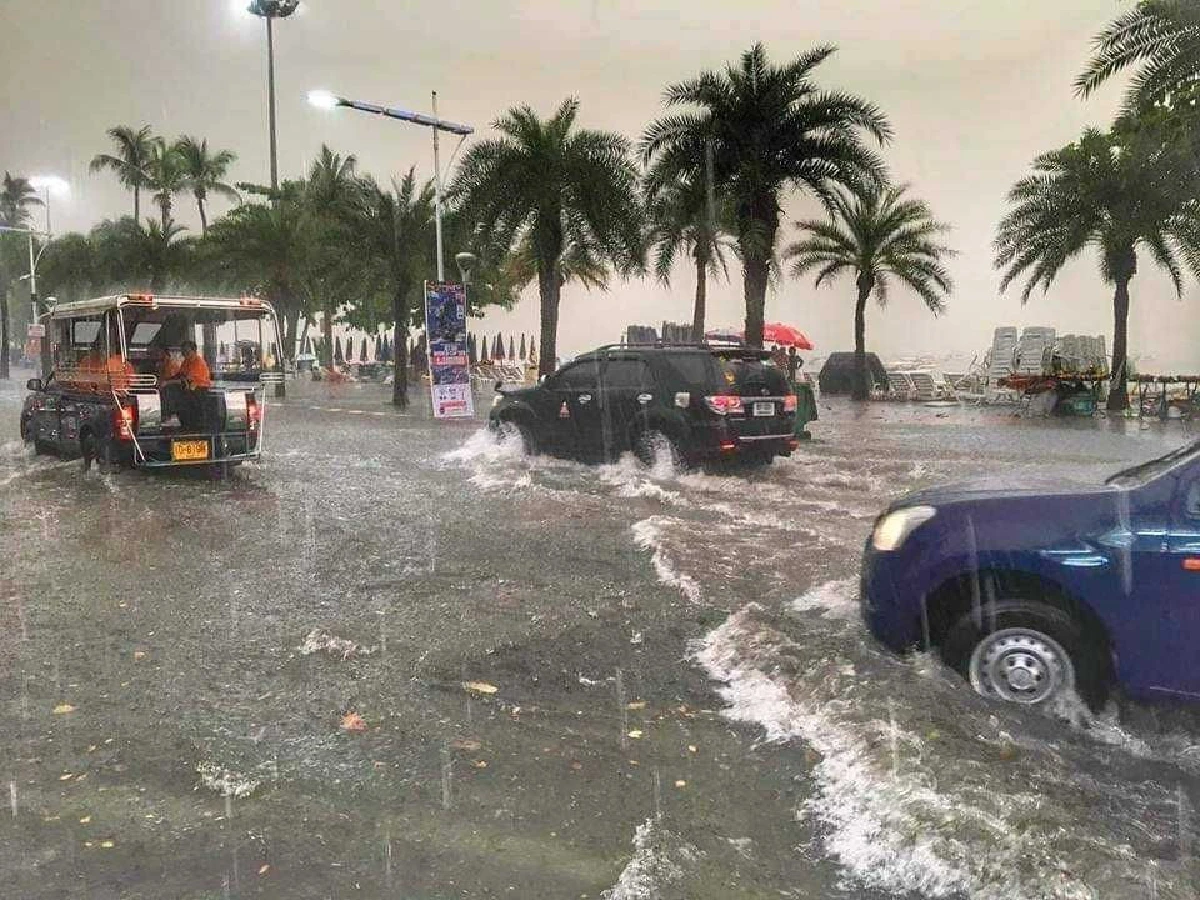 ฝนถล่มพัทยาทำน้ำท่วมหลายจุด ชาวเมืองโชว์ภาพลอยกระทงหน้าบ้าน