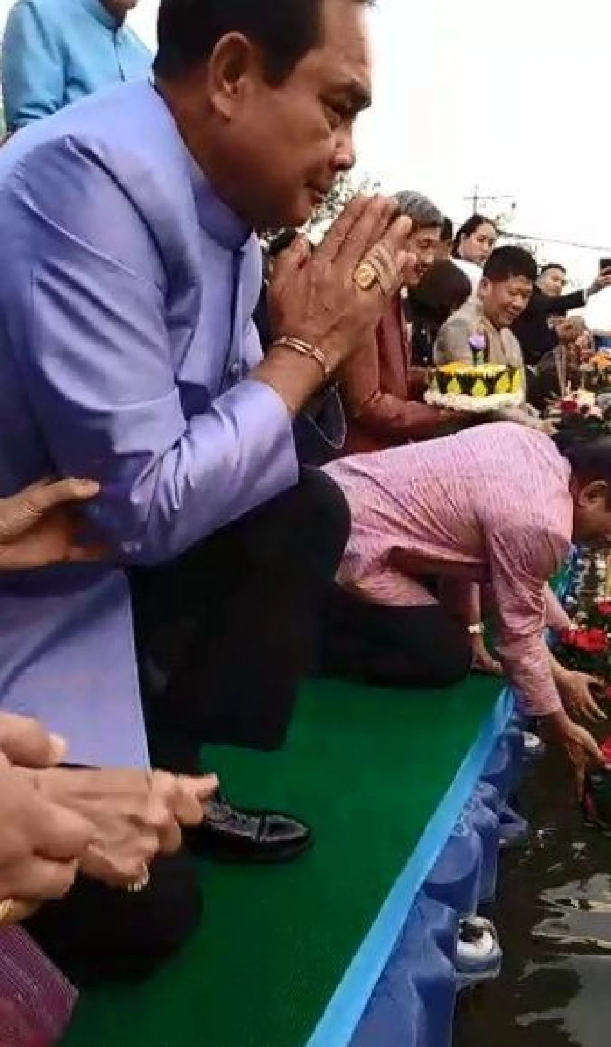 "บิ๊กตู่" ขอพรวันลอยกระทงให้ประเทศหมดทุกข์-ประชาชนรายได้ดีขึ้น