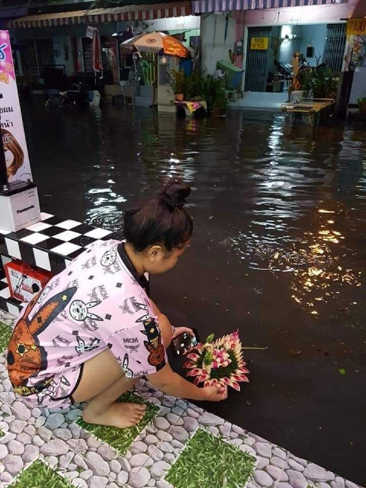 ฝนถล่มพัทยาทำน้ำท่วมหลายจุด ชาวเมืองโชว์ภาพลอยกระทงหน้าบ้าน